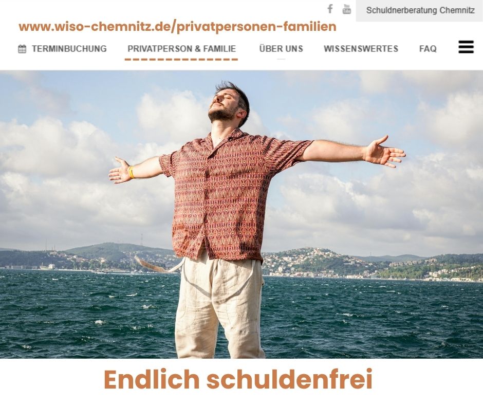 Endlich schuldenfrei Privatinsolvenz drei Gesetze Schuldnerberatung Chemnitz, Mann am Meer, der seine Arme seitlich in die Luft streckt und tief atmet