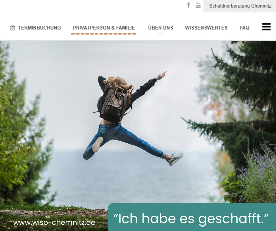 Ich habe es geschafft Schuldnerberatung Chemnitz, Frau springt in die Luft, freut sich, vor ihr ist das Meer, sie schreit: Ich habe es geschafft.