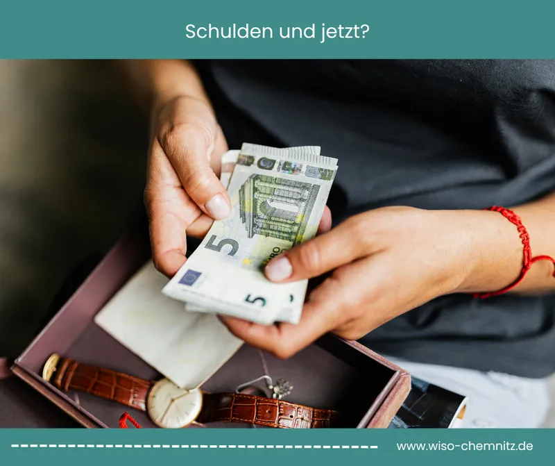 Schulden und jetzt? Uhr im Kästchen, zwei fünf-Euro-Scheine in den Händen, Schuldnerberatung Chemnitz