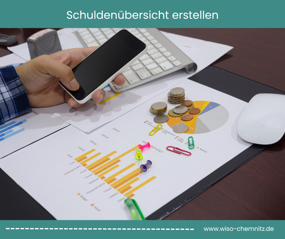 Schuldenübersicht erstellen, Schuldnerberatung Chemnitz, Liste mit Diagramme und Geld, Hand am Handy